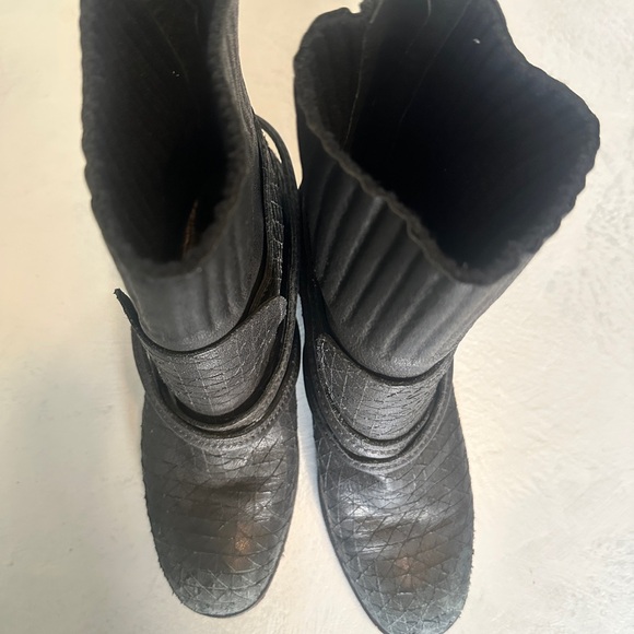 🖤🏍️ Free People Textured Black Moto Ankle Booties - Picture 7 of 8
